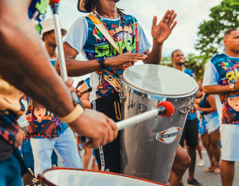 Banner - Tem samba duro no cortejo da Independência do Brasil na Bahia