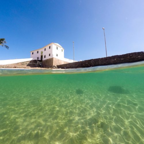 Museu da Fotografia da Bahia visto das águas transparentes do Porto da Barra. Foto: Fábio Marconi 
