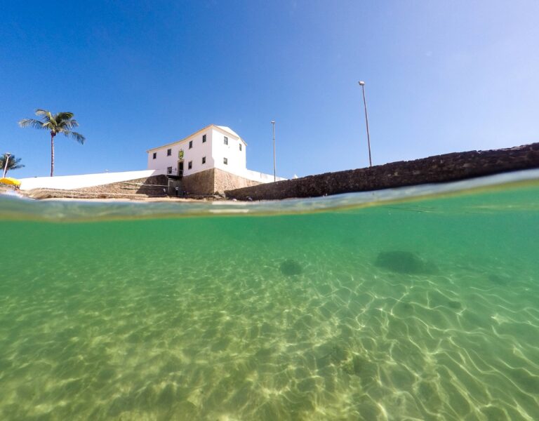 Museu da Fotografia da Bahia visto das águas transparentes do Porto da Barra. Foto: Fábio Marconi 
