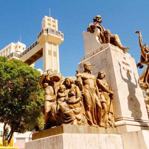 Estátua de Viscount de Cairu. Ao fundo, o Elevador Lacerda.