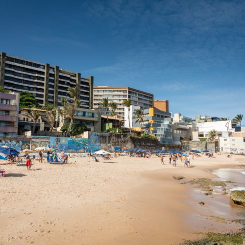 A Praia do Buracão tem uma galera legal, e o muro cheio de diferentes expressões artísticas é um charme! Foto: Fábio Marconi