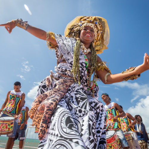 Uma das maravilhosas mulheres guerreiras do Malê Debalê, na Festa de Itapuã em 2017. Foto: Fábio Marconi