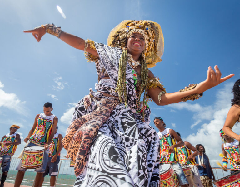 Uma das maravilhosas mulheres guerreiras do Malê Debalê, na Festa de Itapuã em 2017. Foto: Fábio Marconi