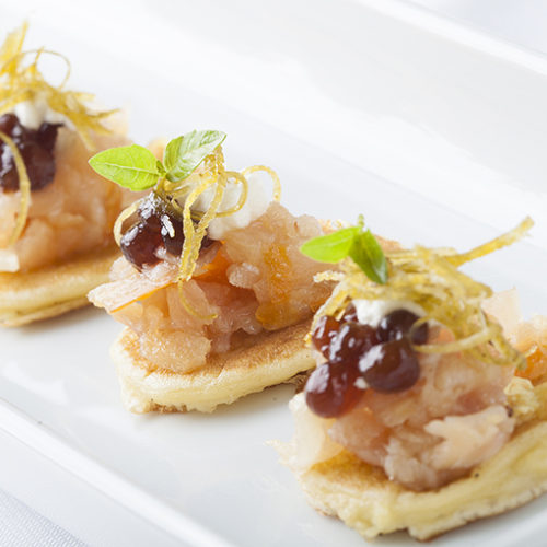 Prato: Blinis com salmão e caviar de sagu. Restaurante Amado. Foto: Assessoria. 
