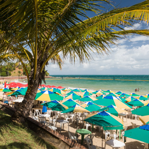 A faixa de areia de Ponta de Nossa Senhora é toda organizada e sombreiros coloridos. Foto: Fábio Marconi