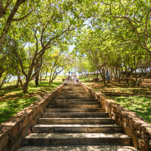 Escadaria para o mirante e a igrejinha. Ponta de Nossa Senhora de Guadalupe, Ilha dos Frades. Foto: Fábio Marconi