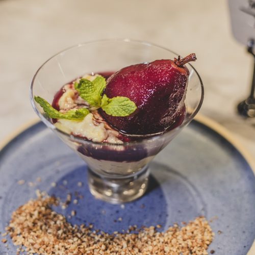 COFFEETOWN. Salvador Bahia. Pera ao Vinho com Sorvete de Creme. Foto divulgação