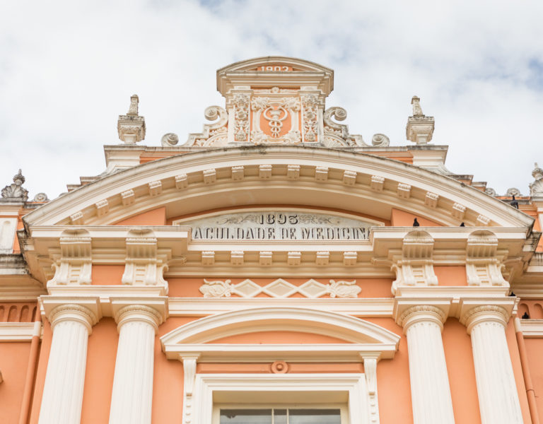 Banner - D’où vient cette habitude compulsive de photographier les portes et fenêtres de Salvador?