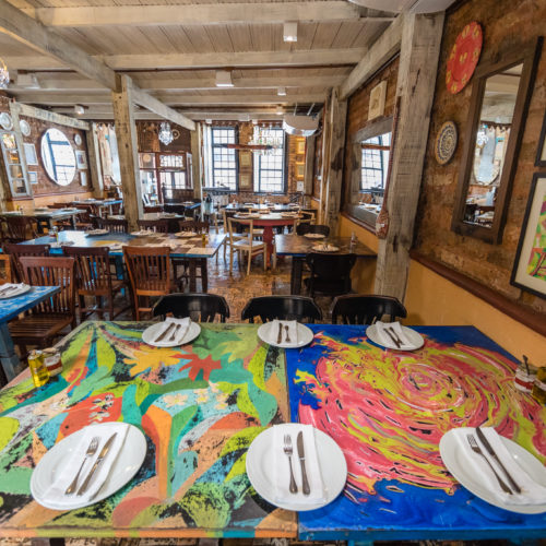 Recepção da Casa de Tereza, da Chef Tereza Paim. Mesas pintadas por artistas plásticos, amigos da Chef. Foto: Fábio Marconi