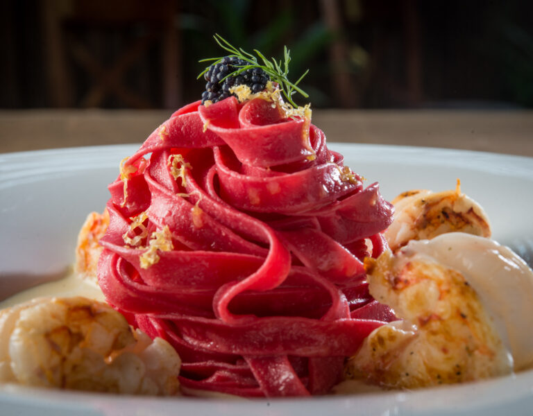 Restaurante Mistura - Fettuccine rosso de beterraba, com creme de cebola charlotte, caviar e scampi. Foto: Assesssoria