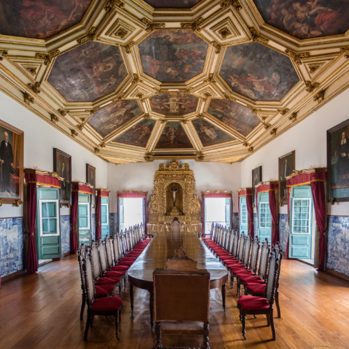 Museu da Misericórdia. No Salão Nobre, a cadeira feita exclusivamente para a visita de D. Pedro II, em 1859. Foto: Fábio Marconi.