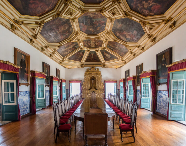 Museu da Misericórdia. No Salão Nobre, a cadeira feita exclusivamente para a visita de D. Pedro II, em 1859. Foto: Fábio Marconi.