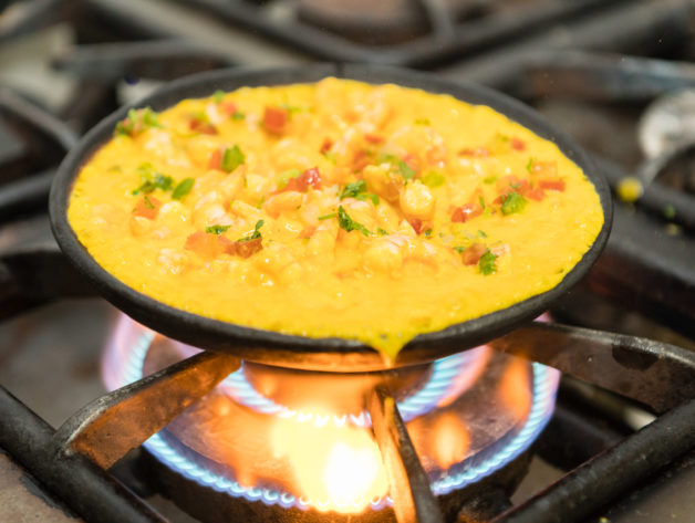 Restaurante Donana - Moqueca de camarão no fogão , um dos carros chefe da casa. 