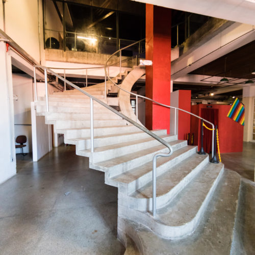 Teatro Gregório de Mattos. Entrada para a Galeria da Cidade. Ao lado, a escada icônica de Lina Bo Bardi. Foto: Fábio Marconi
