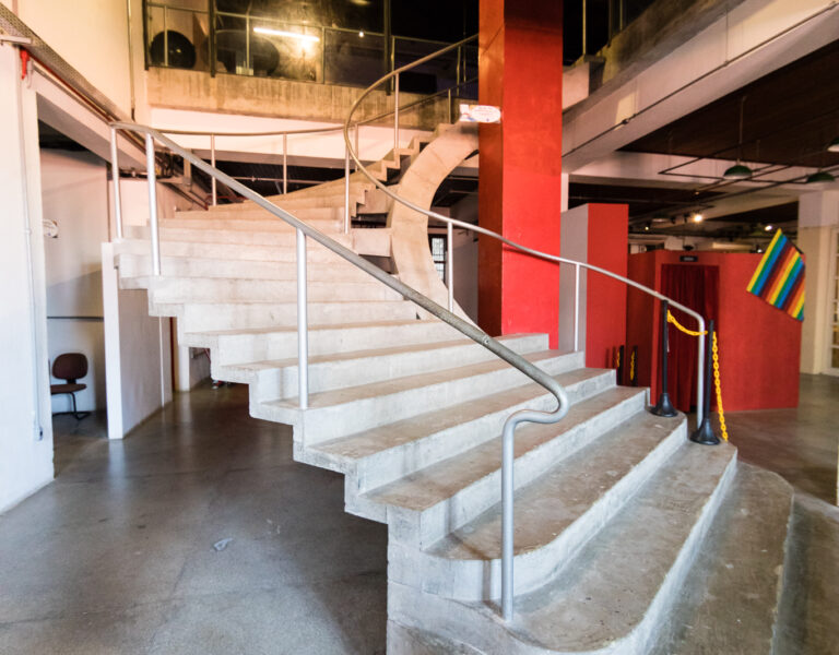 Teatro Gregório de Mattos. Entrada para a Galeria da Cidade. Ao lado, a escada icônica de Lina Bo Bardi. Foto: Fábio Marconi
