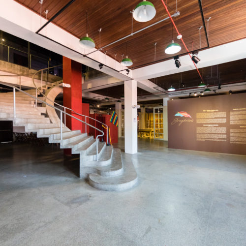 Teatro Gregório de Mattos. Entrada para a Galeria da Cidade. Ao lado, a escada icônica de Lina Bo Bardi. Foto: Fábio Marconi.