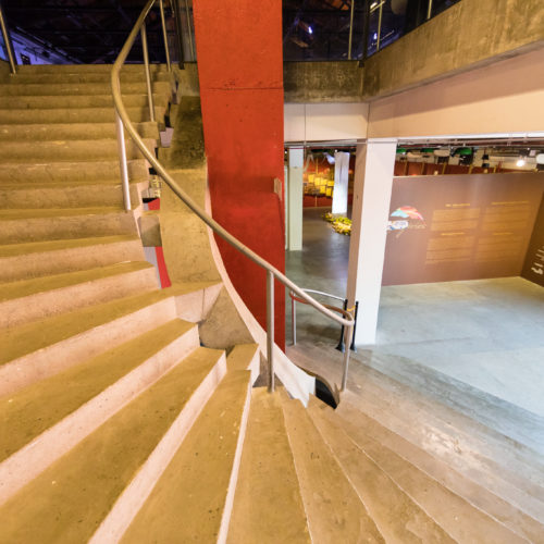 Teatro Gregório de Mattos. Entrada para a Galeria da Cidade. Ao lado, a escada icônica de Lina Bo Bardi. Foto: Fábio Marconi