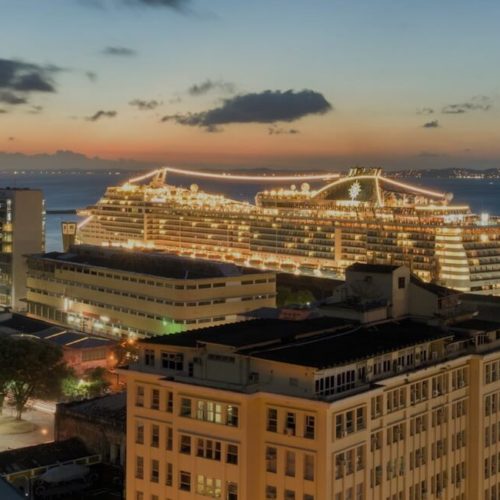 Vista do bairro do Comércio. Navio no Porto de Salvador. Foto: Uiler Costa