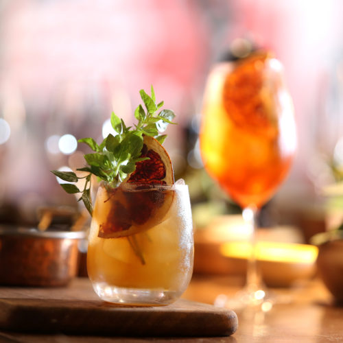 Na foto, drink Piña Smash com Bourbom Jim Beam, purê de abacaxi na brasa, xarope de mel, xarope de chá preto, suco de limão taiti e Angostura Bitter
Foto: Raul Spinassé / Assessoria 