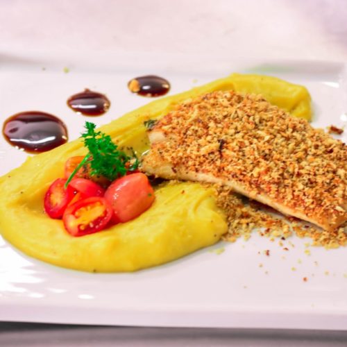 Lafayette. Robalo em crosta de castanha com purê de banana. Foto: Mr White