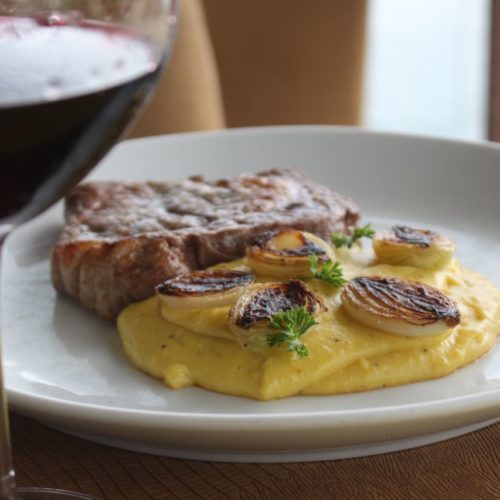 Lafayette. Bife Ancho Angus com purê de banana e cebola tostada. Foto: Mr White.