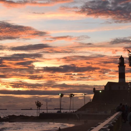 Na caminhada para o Cristo, a vista do Farol da Barra Foto: Thiago Sampaio