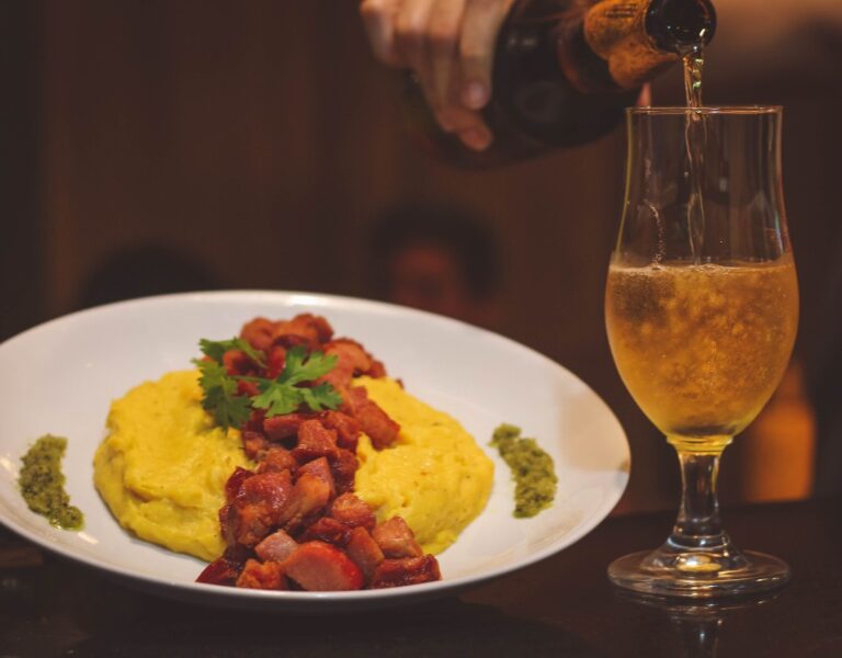 Velho Espanha. Prato Alegria dos Barris Fumeiro com purê de banana. Fotos: Amanda Nascto /Assessoria