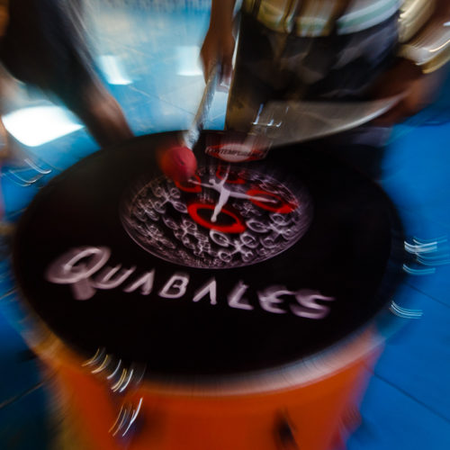 Aula de percussão no Projeto Quabales Social, no Nordesde de Amaralina. Foto: Amanda Oliveira