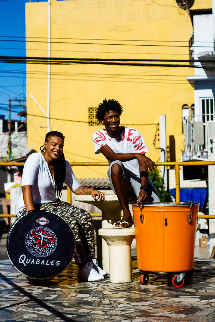 Caroline Oliveira Santos e Victor Portela de Miranda, jovens professores no Quabales. Nordesde de Amaralina. Foto: Amanda Oliveira