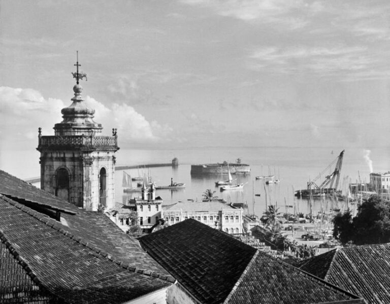 Uma das imagens da instalação. Porto dos Saveiros, Salvador, Brasil (1946 - 1948). Fotografia de Pierre Verger cedida pela Fundação Pierre Verger. 