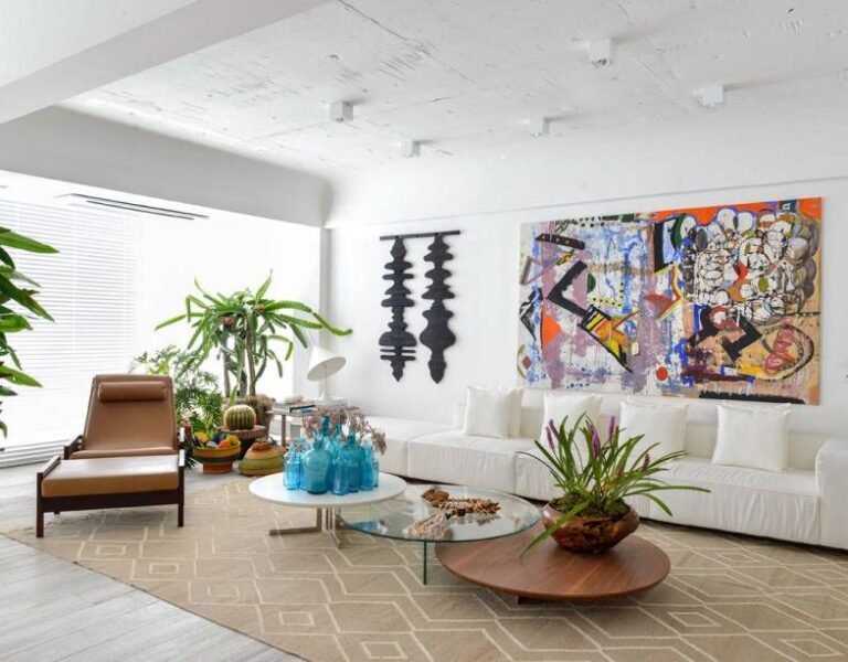 A Casa Viva. CASACOR Bahia 2018. Ambiente de Marlon Gama com tela multicolorida do cantor Carlinhos Brown. Foto: Divulgação /CASACOR.