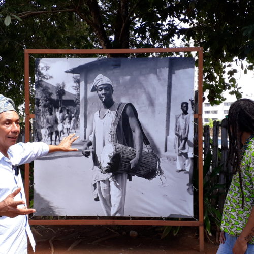 Alagbá Genaldo Novaes, do Ilê Axé Axipá, ao lado de Tacun Lecy.  No Centro, foto de Pierre Fatumbi Verger. Foto: Fernanda Slama.