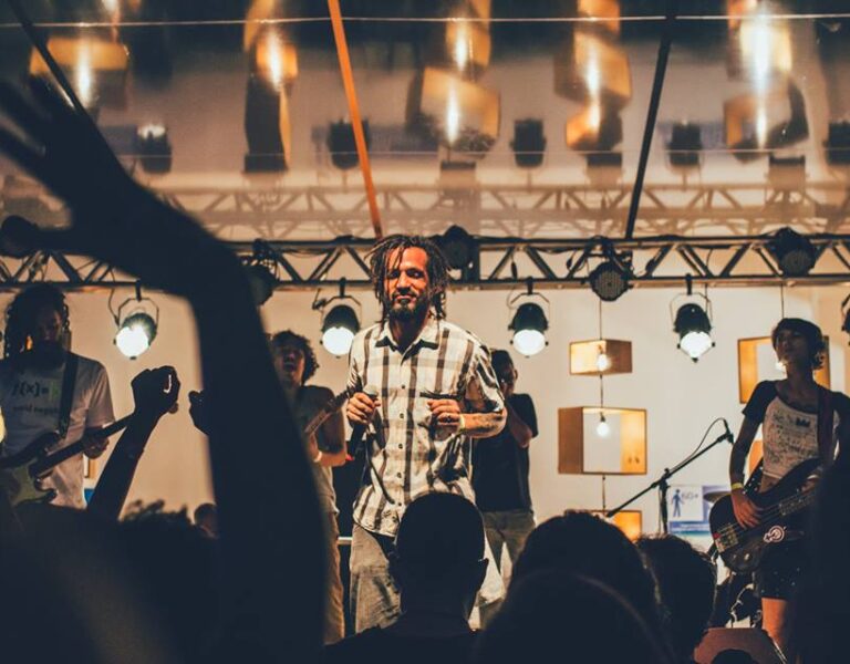 Pedro Pondé em apresentação no OXE 071. Foto: Além do Ter / Reprodução das redes oficiais do artista.