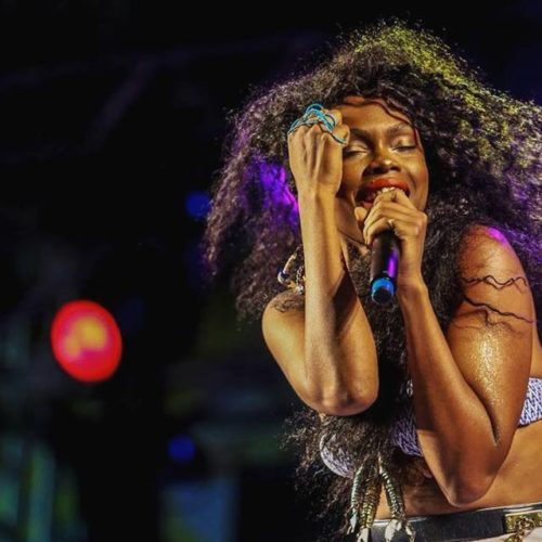 Xenia França. Foto: durante apresentação no carnaval de Salvador (reprodução das redes oficiais da artista).