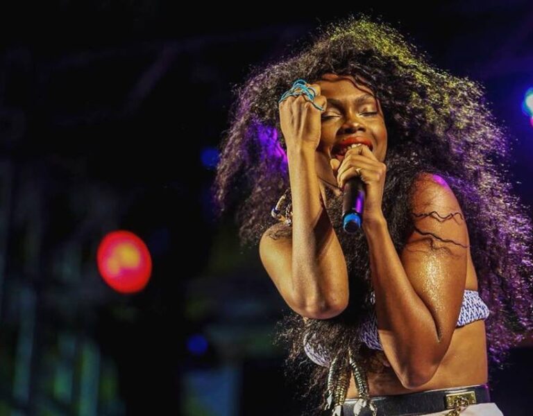 Xenia França. Foto: durante apresentação no carnaval de Salvador (reprodução das redes oficiais da artista).