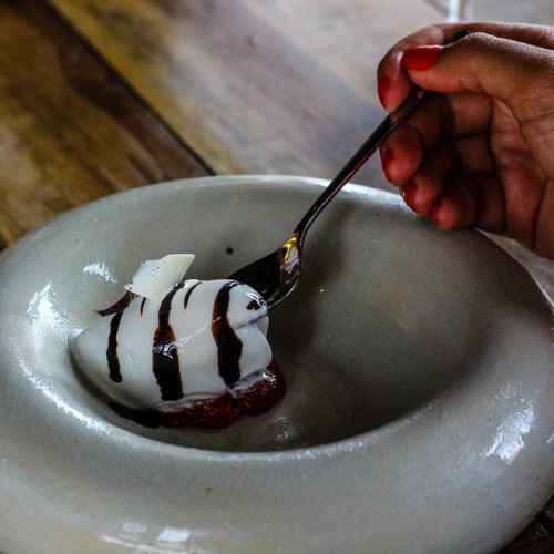 nº5 - Restaurante Manga. Pré sobremesa, uma transição entre o salgado e o doce, deixando o seu paladar fluido para as próximas surpresas. Sorvete de mussarela de búfala com tomate cereja seco e balsâmico. Foto: Amanda Oliveira.