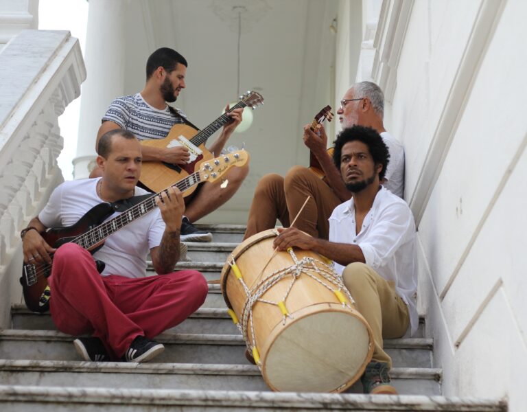 Roberto Mendes - Chulas. um canto em família