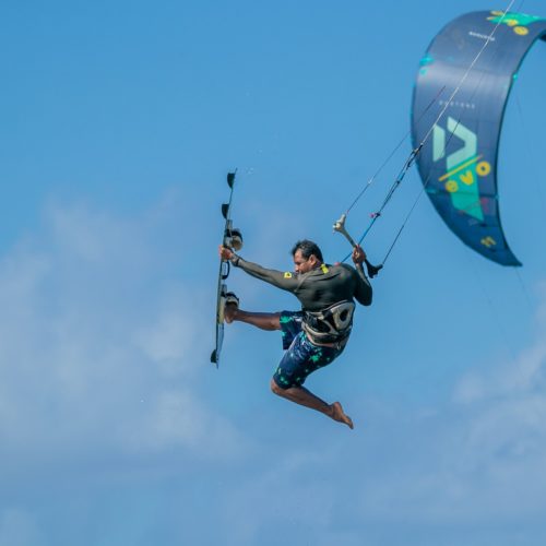 Kitesurf em Salvador. Maurício Sales de Jesus, conhecido como Pequeno. Foto Luis Castro. @praiadaonda.