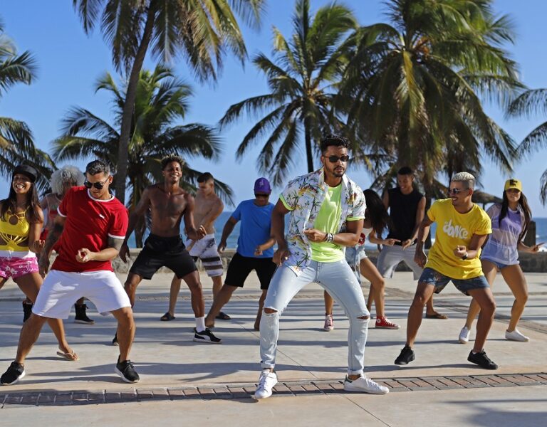 Lincoln e Duas Medidas no clipe da música Que Meu Ex Se Lasque (Foto: Ligia Risério/Divulgação)