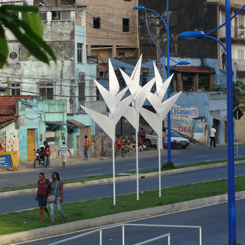 Arte na rua! Série “Flores Urbanas”. Escultura flores Helicônia. Ray Vianna. Salvador Bahia. Imagem cedida pelo artista.