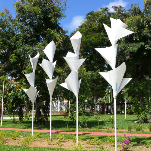 Arte na rua! Série “Flores Urbanas”. Escultura flores Tulipas. Ray Vianna. Salvador Bahia. Imagem cedida pelo artista.