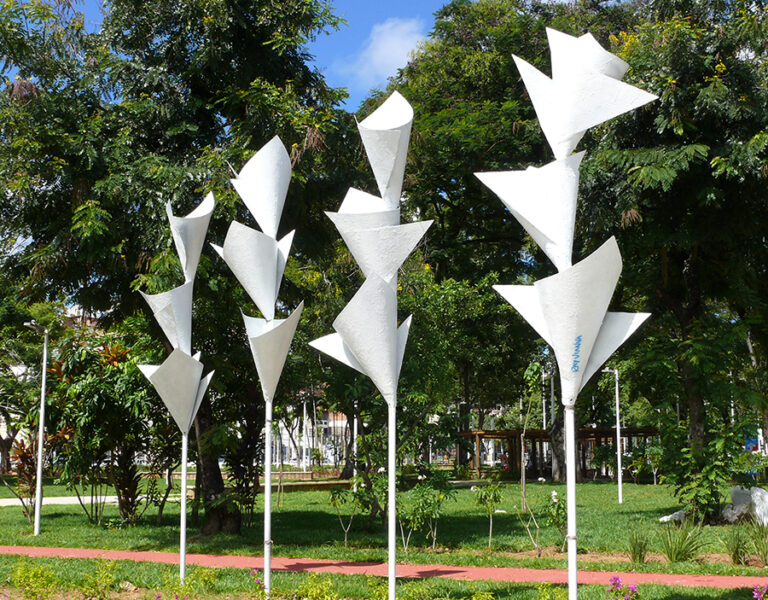 Arte na rua! Série “Flores Urbanas”. Escultura flores Tulipas. Ray Vianna. Salvador Bahia. Imagem cedida pelo artista.