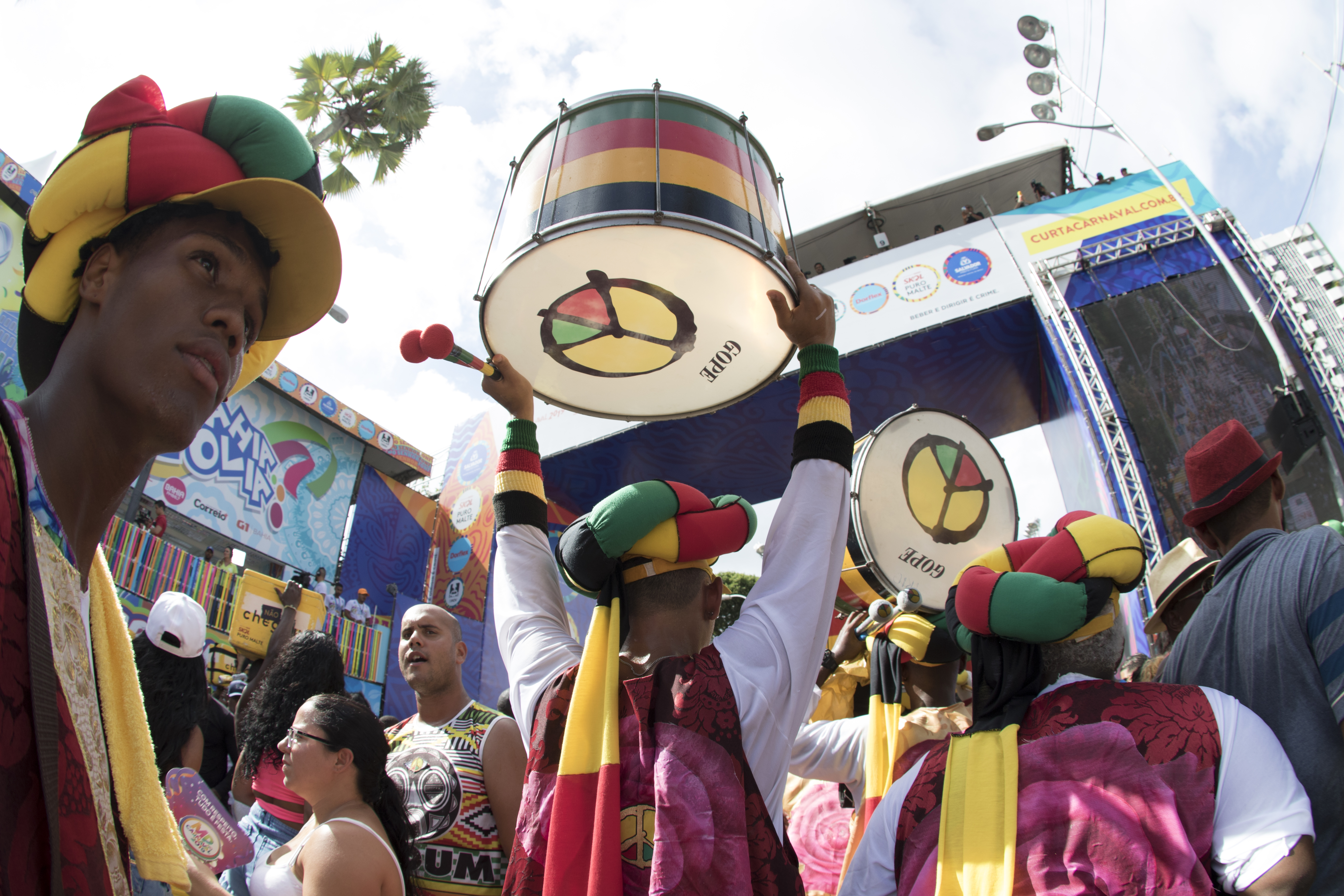 Esportes da Sorte e Bahia distribuem camisas oficiais durante Carnaval de  Salvador - MKT Esportivo