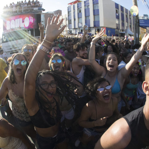 Carnaval 2019. Pipoca Colorida do Saulo. Barra x Ondina. Salvador Bahia. Foto Peu Fernandes.