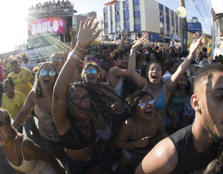 Carnaval 2019. Pipoca Colorida do Saulo. Barra x Ondina. Salvador Bahia. Foto Peu Fernandes.