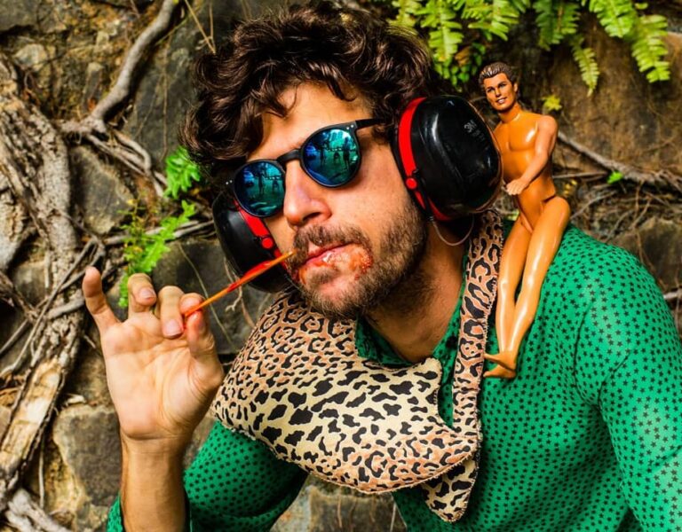 Espetaculo Criança viada ou de como as pessoas me disseram que eu era gay (Foto: Duna Editora e Tiago Nogueira Ribeiro/ divulgação)