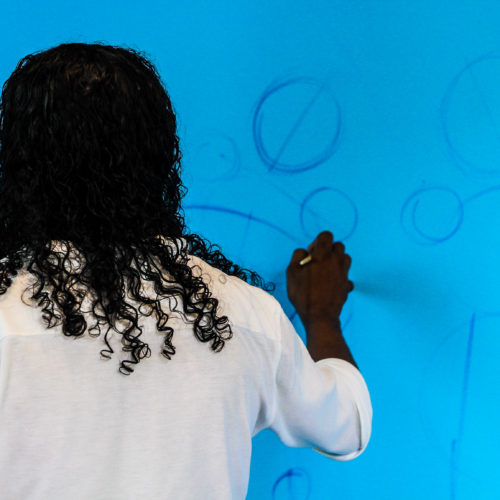 Raimundo Santos Bida trabalhando em seu Atelier. Pelourinho, Salvador, Bahia. Foto: Amanda Oliveira.
