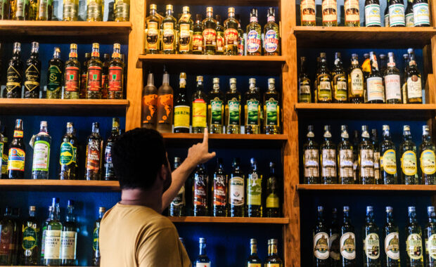 Roteiro etílico: bares no Centro Histórico de Salvador onde a cachaça é protagonista
