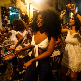 Cortejos de blocos afros nas ruas do Pelourinho