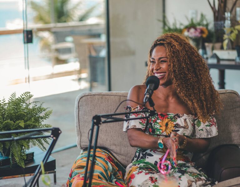 Lise Oliveira no 3 por 5, um podcast de verão. Rio Vermelho. Salvador Bahia. Foto Tércio Campelo. Divulgação.